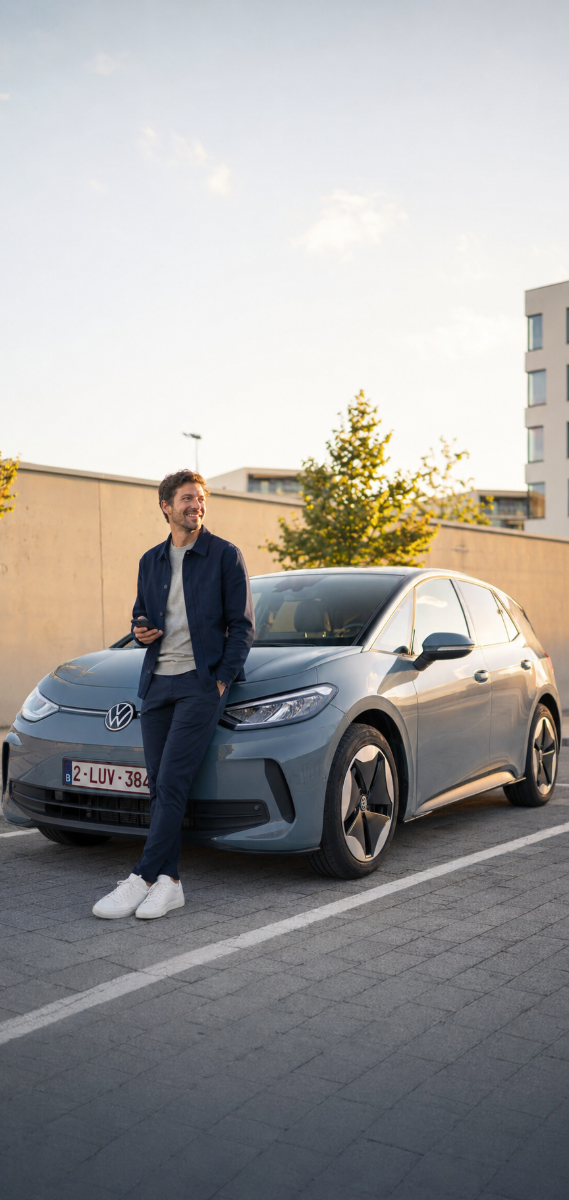 Conducteur souriant devant une Volkswagen ID.3 électrique, parking urbain