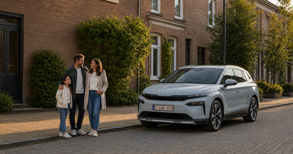Famille belge devant un SUV Skoda électrique dans une rue résidentielle